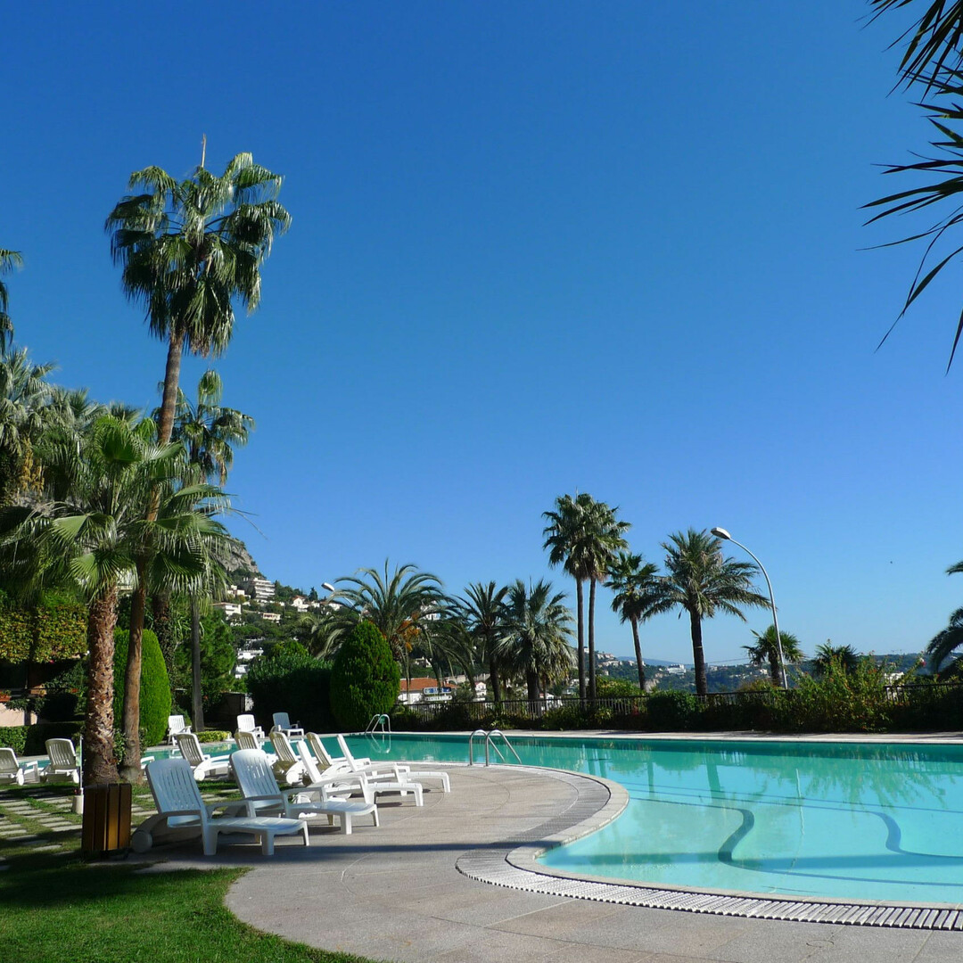 Monolocale Vicino al Country Club Monte Carlo, in un residence di lusso con piscina e parco alberat
