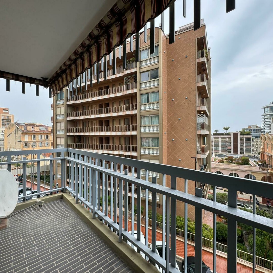 MONTE CARLO / MILLEFIORI / 3 CAMERE RISTRUTTURATE E ARREDATE / VISTA MARE