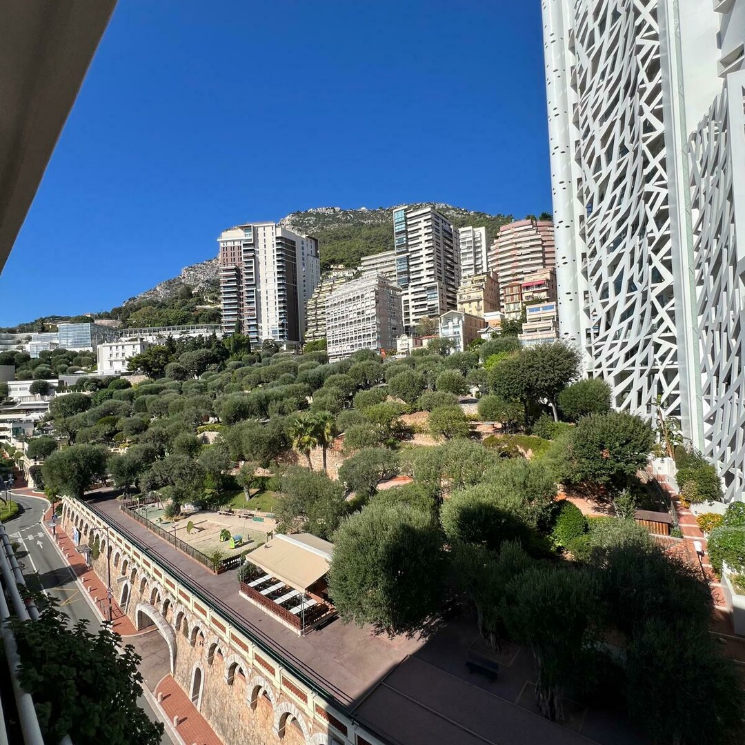 Monolocale con alcova e vista giardini