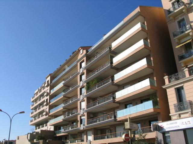 Sole Agent – High-end renovated luxury apartment with sea view