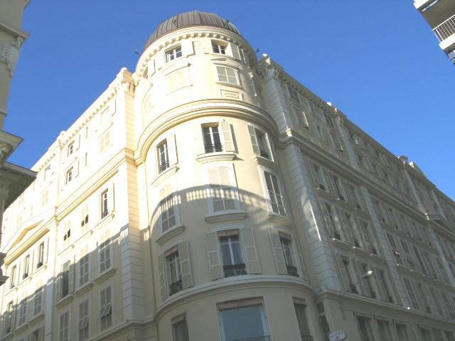 Sole Agent – High-end renovated luxury apartment with sea view